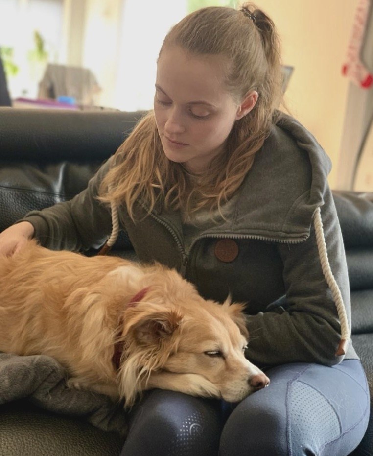 Agathe Bouguet auprès d'un chien allongé sur ses genoux